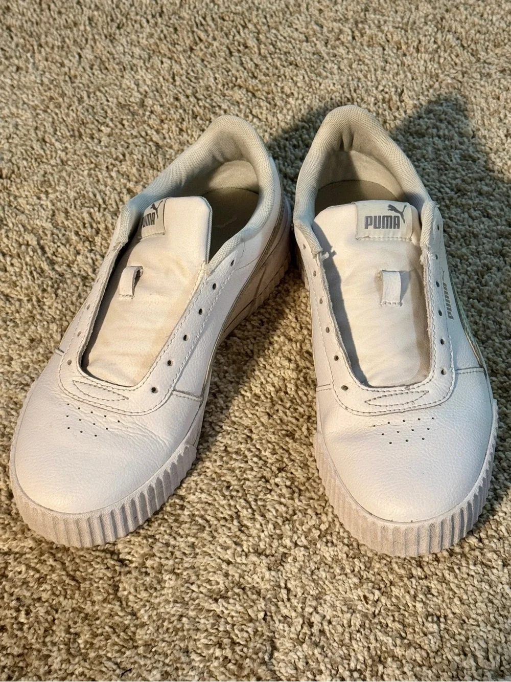 VGUC Puma Carina White Leather Silver/Iridescent Sneakers/Tennis Shoes, Size 9